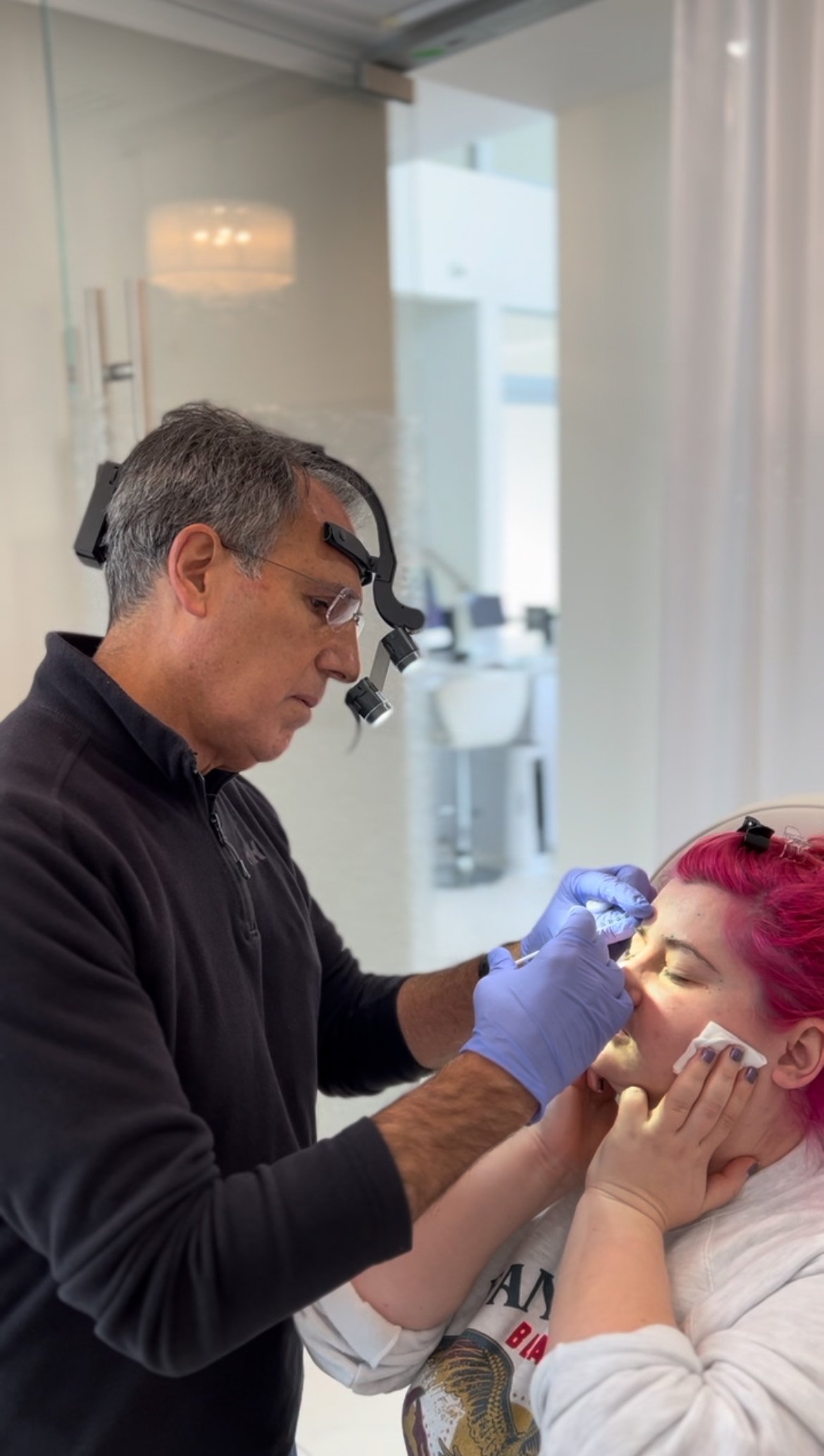 Dr Castelli injecting botox (1)